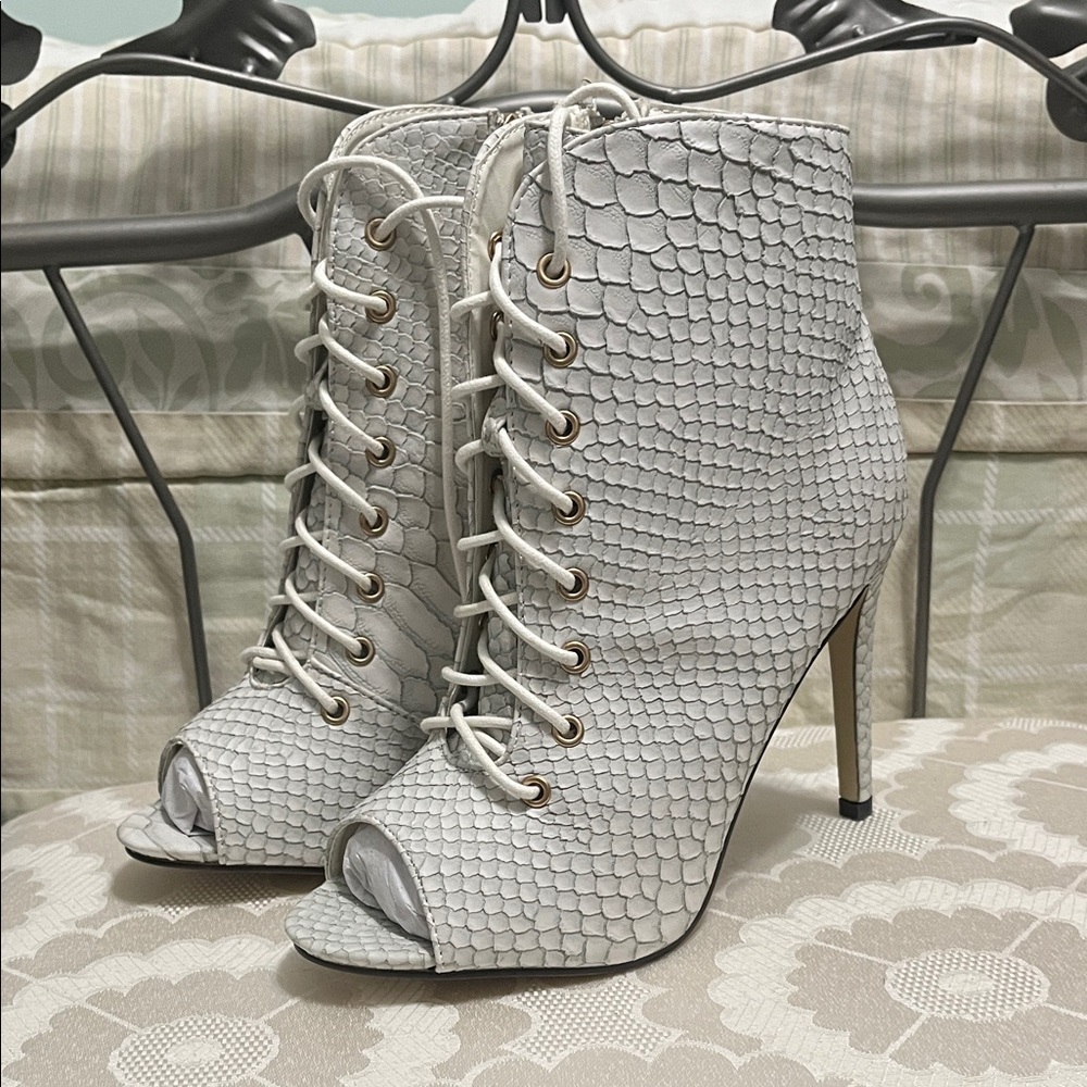 NWOT Eye Candies White Peep-Toe Lace-Up Ankle Boots Size 6.5